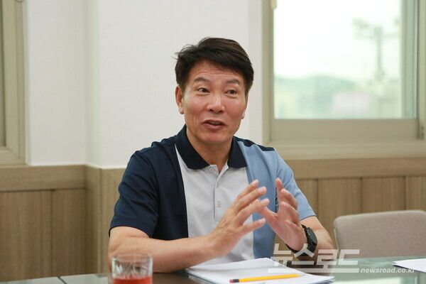 곽도용 수원문화재단 대표가 인터뷰에 답을 하고 있다./사진=뉴스로드 김영식 기자&nbsp;