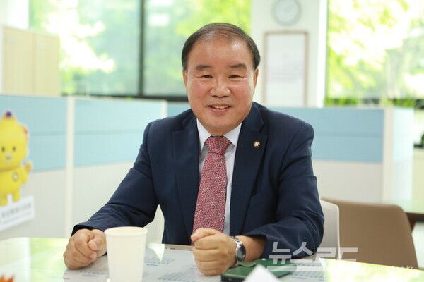김정주 의원이 인터뷰를 진행하고 있다./사진=뉴스로드 김영식 기자