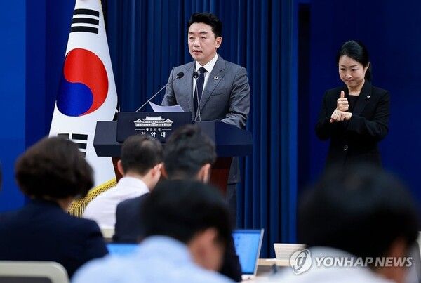 강훈식 비서실장이 6일 브리핑하는 모습 [사진=연합뉴스]