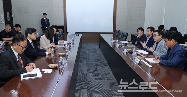 최원용 시장이(오른쪽) 한미약품 평택 바이오 플랜트 방문해 간담회를 하고 있다./사진=평택시