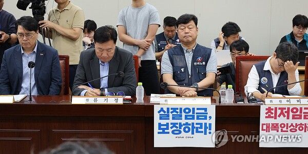 &nbsp;7일 정부세종청사 최저임금위원회에서 열린 제12차 전원회의에서 사용자 위원과 근로자 위원들이 공익위원의 발언을 듣고 있다.지난 회의까지 노사 양측이 제시한 최저임금 수정안의 격차는 1천290원이다.왼쪽부터 양옥석 중소기업중앙회 인력정책본부장, 류기정 한국경영자총협회(경총) 전무, 류기섭 한국노총 사무총장, 이미선 민주노총 부위원장./사진=연합뉴스