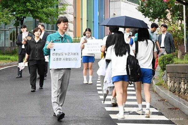 이민근 시장이 단원고등학교 앞에서&nbsp;학교폭력 예방과 청소년 교통안전 문화 확산을 위한 합동 캠페인을 진행하고 있다./사진=이민근 시장 페이스북&nbsp;