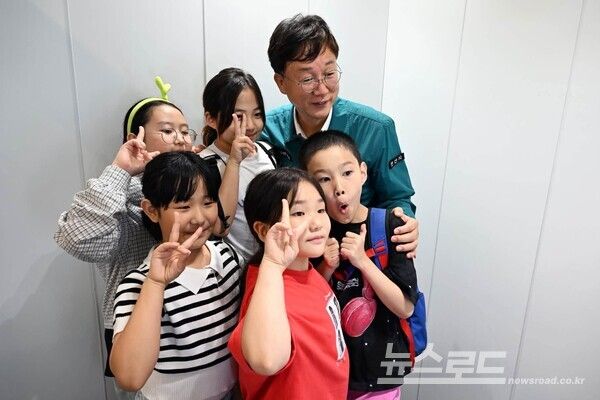 이민근 시장이 사동 청소년문화의집에서 아이들과 기념촬영을 하고 있다./사진=이민근 시장 페이스북&nbsp;