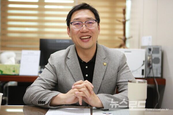 강영웅 의원이 자신의 고향인 포항을 예로 들며 포스코 같은 기업이 각 마을과 자매결연을 맺어 상생해 온 도농복합도시의 경험을 언급하며 환하게 웃고 있다./사진=뉴스로드 김영식 기자