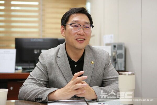 용인특례시의회 국민의힘 교섭단체 대표의원(원내대표)으로 선출된 강영웅 의원이 인터뷰를 진행했다./사진=뉴스로드 김영식 기자