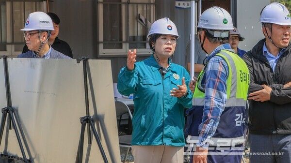 신계용 시장이 지난 6월 16일 과천 지식14BL 송전탑 철거 현장을 방문해 관계자와 대화를 나누고 있다./사진=신계용 시장 페이스북