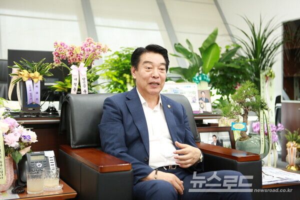 이상호 대표의원이 성남시의회 최초로 여야 사전협의를 거쳐 원구성 전원합의를 이끌어낸 배경에 대해 설명하고 있다./사진=뉴스로드 김영식 기자