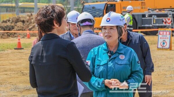 신계용 시장이 지난 6월 16일 과천 지식14BL 송전탑 철거 현장을 방문해 관계자에게 설명을 듣고 있다./사진=신계용 시장 페이스북