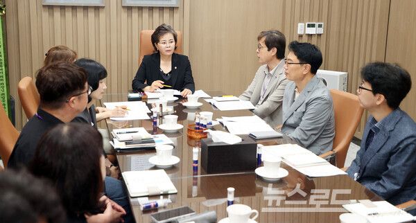 김미경 수원특례시의회 의장이 9일 의회사무국 주요업무 보고 및 티타임을 갖고 직원들과 소통하고 있다./사진=수원시의회