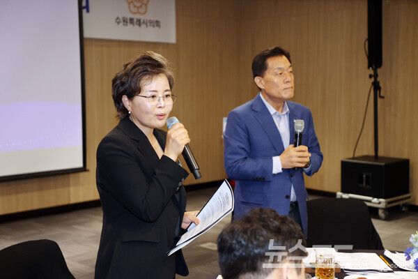 김미경 수원특례시의회 의장이 9일 수원컨벤션센터에서 열린 수원특례시·수원특례시의회 소통간담회에서 인사말을 하고 있다./사진=수원시의회