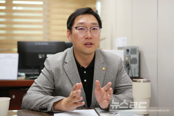 강 대표가 원내대표로서 초선 의원들이 빠르게 의정활동에 적응할 수 있도록 선배 의원들과의 경험 공유와 소통의 기회를 넓혀가겠다는 입장을 설명하고 있다./사진=뉴스로드 김영식 기자