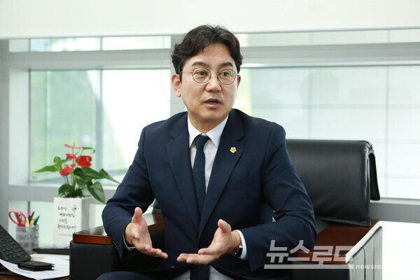 최종성 대표가 전반기 정책 방향에 대해 다수당으로서 조례와 정책을 먼저 제시하며 의회 논의를 이끌어가겠다는 뜻을 밝히고 있다./사진=뉴스로드 김영식 기자
