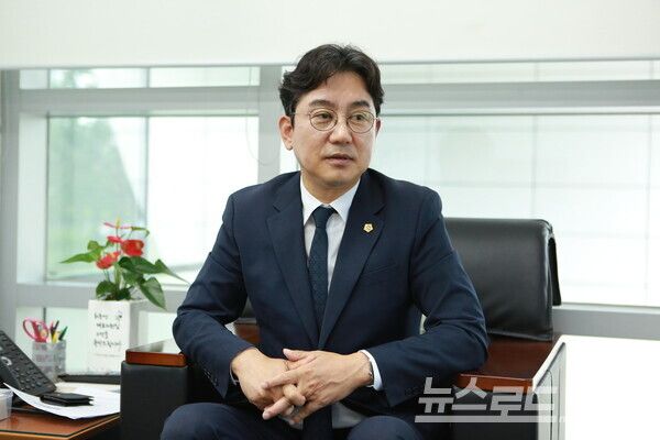 성남시의회 더불어민주당 교섭단체 대표의원으로 선출된 최종성 의원이 인터뷰 질문을 듣고 있다./사진=뉴스로드 김영식 기자&nbsp;
