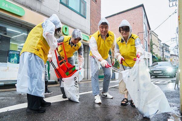 IPARK현대산업개발은 장마철 국지성 호우가 반복되고 있는 가운데 서울 용산구 갈월동 일대에서 집중호우에 대비한 빗물받이 청소 봉사활동을 진행했다.