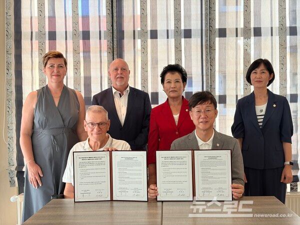 이민근 안산시장이 게오르크 크바케르나트(Georg Kwakkernaat)&nbsp;병원장과 교류의향서를 체결하고 기념촬영을 하고있다./사진=안산시&nbsp;