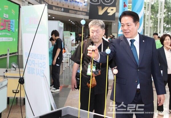 최대호 시장이 2025년 5월 31일 개최된 안양스마티(T)움축제에 참석해 행사장 전시물품을 살펴보고 있다./사진=안양시