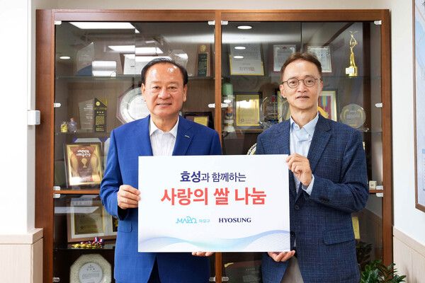 효성이 11일 마포구청을 찾아 지역 내 취약계층을 위한 ‘사랑의 쌀’ 전달식을 진행했다. 사진은 유동균 마포구청장(왼쪽)과 이정원 효성 전무(오른쪽).