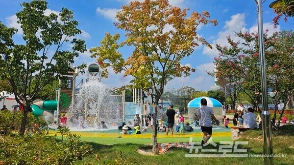 지난 7월 28일 수원시 청소년문화센터 내 신규 설치 된 어린이 물놀이 시설에 어린 아이와 시민들이 더위를 식히고 있다./사진=뉴스로드 김영식 기자