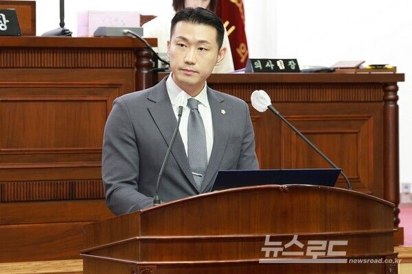 박상현 의원이 지난달 31일 열린 제288회 군포시의회 임시회 제2차 본회의에서 에어바운스 전도 사과와 관련해 시정질문을 하고 있다./사진=박상현 의원실&nbsp;