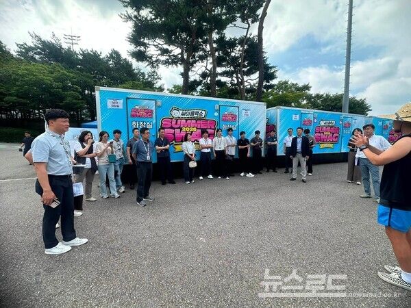 수원시 재난대응과가 지난달 31일 '2026 싸이 흠뻑쇼' 행사의 안전한 개최를 위해 관계기관과 함께 현장 안전점검을 실시하는 모습/사진=선은임 국장 페이스북