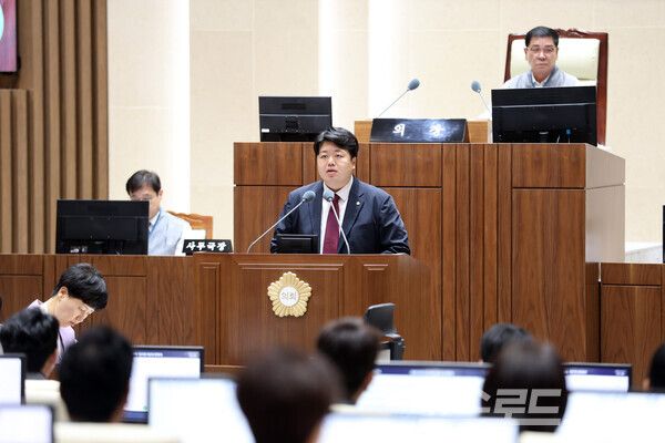 배지환 의원이 제403회 임시회 본회의 5분 자유발언을 통해 '문화체육복합 영통구청 신청사 건립 공론화위원회'를 구성할 것을 강력히 촉구하고 있다./사진=수원시의회&nbsp;