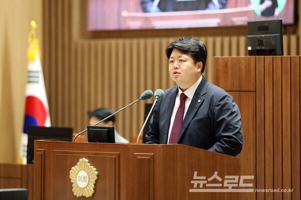 배지환 의원이 제403회 임시회 본회의 5분 자유발언을 통해 '문화체육복합 영통구청 신청사 건립 공론화위원회'를 구성할 것을 강력히 촉구하고 있다./사진=수원시의회&nbsp;