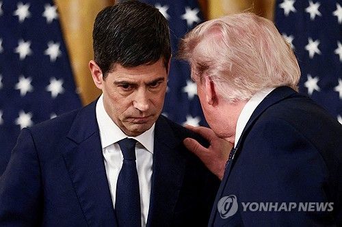 케빈 워시 연방준비제도(연준·Fed, 왼쪽) 의장과 도널드 트럼프 미국 대통령[사진=연합뉴스]