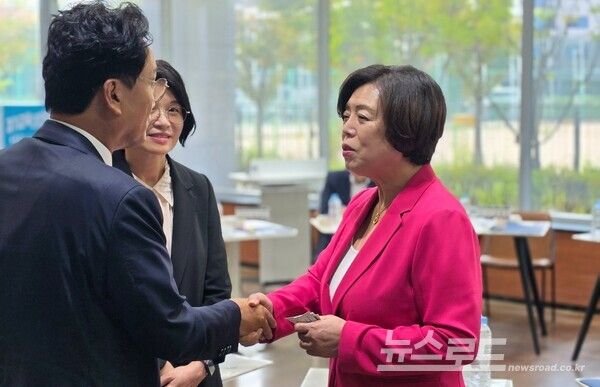 신계용 시장이 안민석 경기도교육감과 인사를 나누고 있다./사진=신계용 시장 페이스북