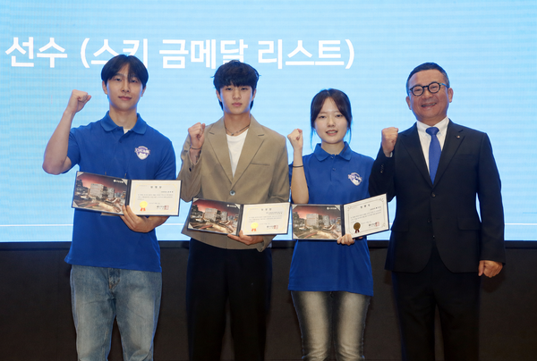 27일 서울 중구 신한은행 본점 20층 대강당에서 진행된 ‘제45기 신한은행 대학생 홍보대사 발대식’에서 김정훈 신한은행 브랜드홍보그룹장(오른쪽 첫번째) 및 명예 홍보대사 이승훈 선수(프리스타일 스키 국가대표)(왼쪽 두번째), 신.대.홍 45기 학생들이 기념촬영하는 모습