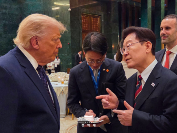 지난달 7일 북대서양조약기구(NATO) 정상회의에서 도널드 트럼프 미국 대통령과 이재명 대통령이 대화를 나누고 있다. [사진＝청와대]