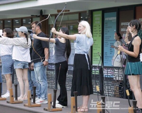 연무대에서 활쏘기를 체험하는 외국인 관광객 모습/사진=이재준 시장 페이스북
