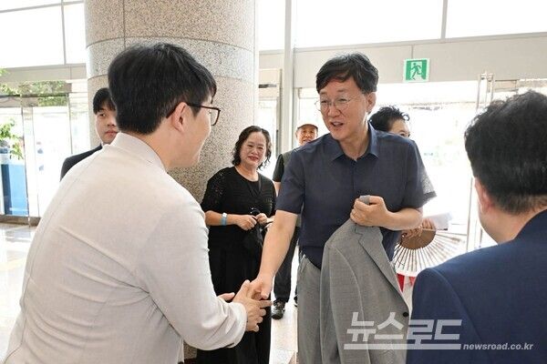 이민근 시장이군자주공 11·12단지 재건축 주민총회에 참석해 시민과 인사를 나누고 있다./사진=이민근 시장 페이스북