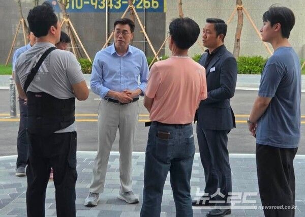 최원용 시장이 관내 서희스타힐스 입주예정자들을 만나 상황 설명을 듣고 있다./사진=최원용 시장 페이스북&nbsp;