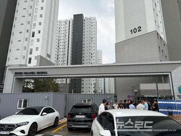 컨테이너로 출입구가 가로 막혀 있는 모습/사진=최원용 시장 페이스북&nbsp;