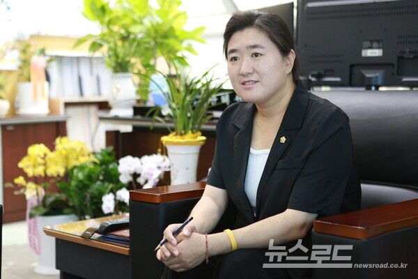 윤혜선 문화복지체육위원장이 인터뷰 질의를 듣고 있다./사진=뉴스로드 김영식 기자