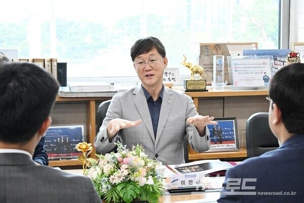 이민근 시장이&nbsp;디지털 광고 기반 기업 관계자와 대화를 나누고 있다./사진=이민근 시장 페이스북