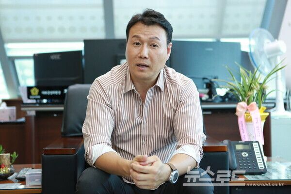 정봉규 의회운영위원장이 인터뷰를 진행하고 있다./사진=뉴스로드 김영식 기자
