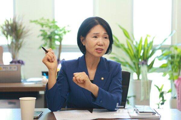 최 위원장이 치안 사각지대의 문제를 풀어냈던 과정에 대해 설명하고 있다./사진=뉴스로드 김영식 기자