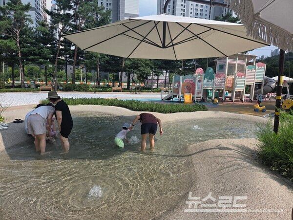 과천시가 물놀이형 수경시설을 점검하고 있다./사진=과천시