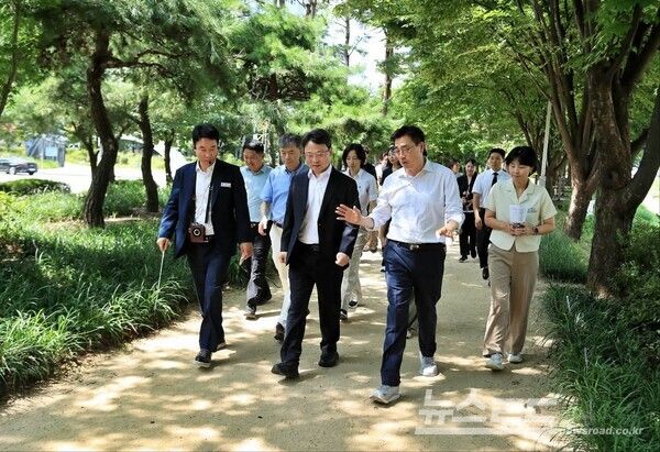 최원용 시장이 박은식 산림청장과 통복천 바람길를 걷고 있다./사진=최원용 시장 페이스북