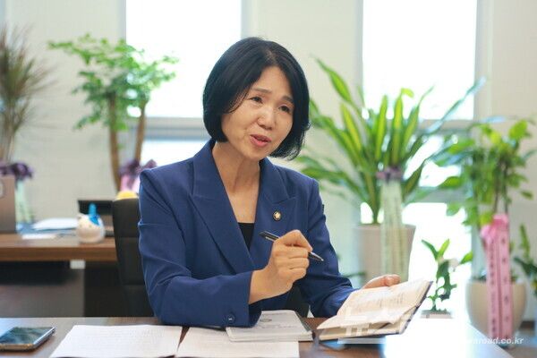 최 위원장이 현장에서 급한 민원을 청취하고 해결되는 과정을 적어 놓은 수첩을 보여주며 설명하고 있다./사진=뉴스로드 김영식 기자&nbsp;