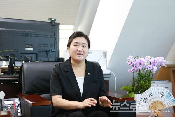 윤혜선 위원장이 복지재단과 통합돌봄 사업에 대한 견해를 밝히고 있다./사진=뉴스로드 김영식 기자&nbsp;