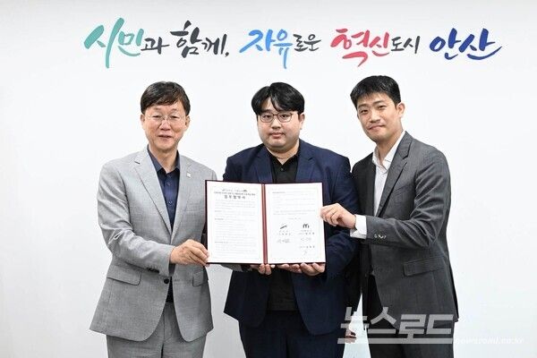 이민근 시장(왼쪽)이 업무협약을 맺고 기념촬영을 하고 있다./사진=이민근 시장 페이스북