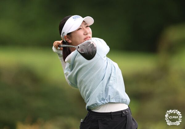 강채연이 제주삼다수 마스터스 3R 4번홀에서 티샷하고 있다./사진=KLPGA