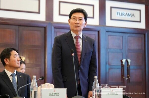 7일 푸라마리조트에서 열린 '미트 코리아 인 다낭' 콘퍼런스에 참석한 이상일 시장이 용인의 AI 활용 사례를 발표하고 있다./사진=용인시