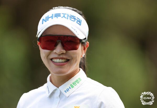 박민지rk 제주삼다수 마스터스 2R 1번 홀에서 환하게 웃고 있다./사진=KLPGA