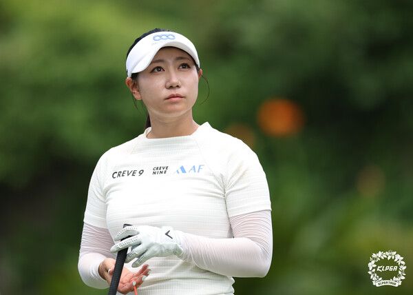 강채연이 제주삼다수 마스터스 2라운드 1번 홀에서 페어웨이를 바라보고 있다./사진=KLPGA