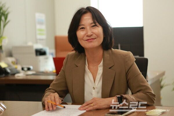 화성특례시의회 배현경 기회행정위원장이 지난 5일 진행된 인터뷰에서 지난 초선 시절을 설명하며 기획행정위원장 자원했던 과정을 말하고 있다./사진=뉴스로드 김영식 기자