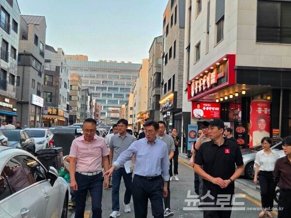 최원용 시장(가운데)이 고덕택지상가를 찾아 주차 현장을 점검하고 있다./사진=최원용 시장 페이스북&nbsp;