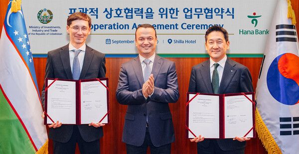 하나은행은 지난 11일 오후 우즈베키스탄 투자산업통상부와 투자·금융 협력을 위한 업무협약을 체결했다. 이날 협약식에 참석한 윤태선 하나은행 글로벌사업본부 본부장(사진 오른쪽)이 라지즈 쿠드라토프 우즈베키스탄 투자산업통상부 장관(사진 가운데), 굴라모프 우즈베키스탄 투자산업통상부 차관(사진 왼쪽)과 함께 협약서를 들고 기념촬영을 하고 있다.